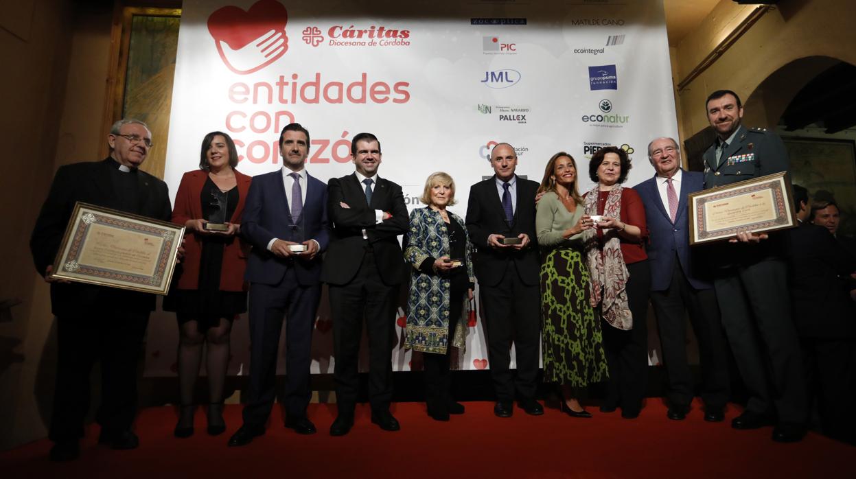 Las empresas e instituciones reconocidas junto a los directivos de Cáritas