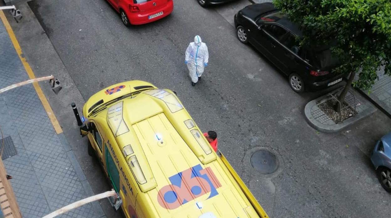 Un sanitario equipado con aislamiento junto a una ambulancia este lunes en una calle de Córdoba