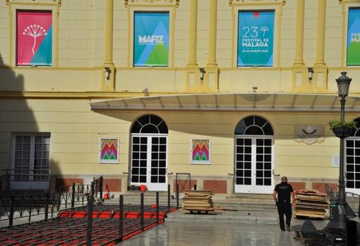 Preparativos para la alfombra roja en el Teatro Cervantes