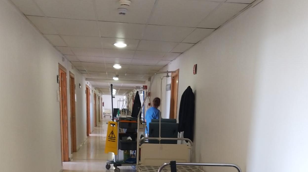 Camas retiradas de las habitaciones que prepara el Reina Sofía en el Hospital Provincial
