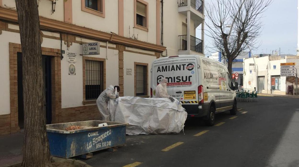 Operarios trabajando en las dependencias policiales de Isla Cristina