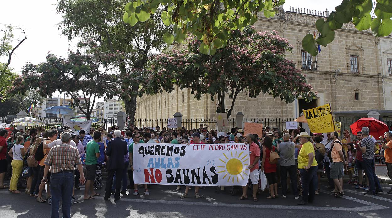 Asociaciones de padres manifestándose ante el Parlamento para reclamar la ley de Bioclimatización