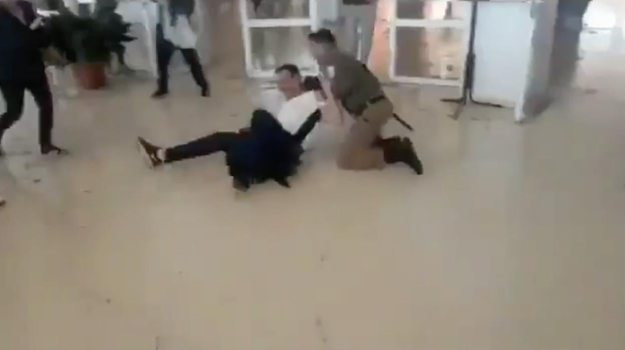 Momento de la pelea en la Facultad de Derecho