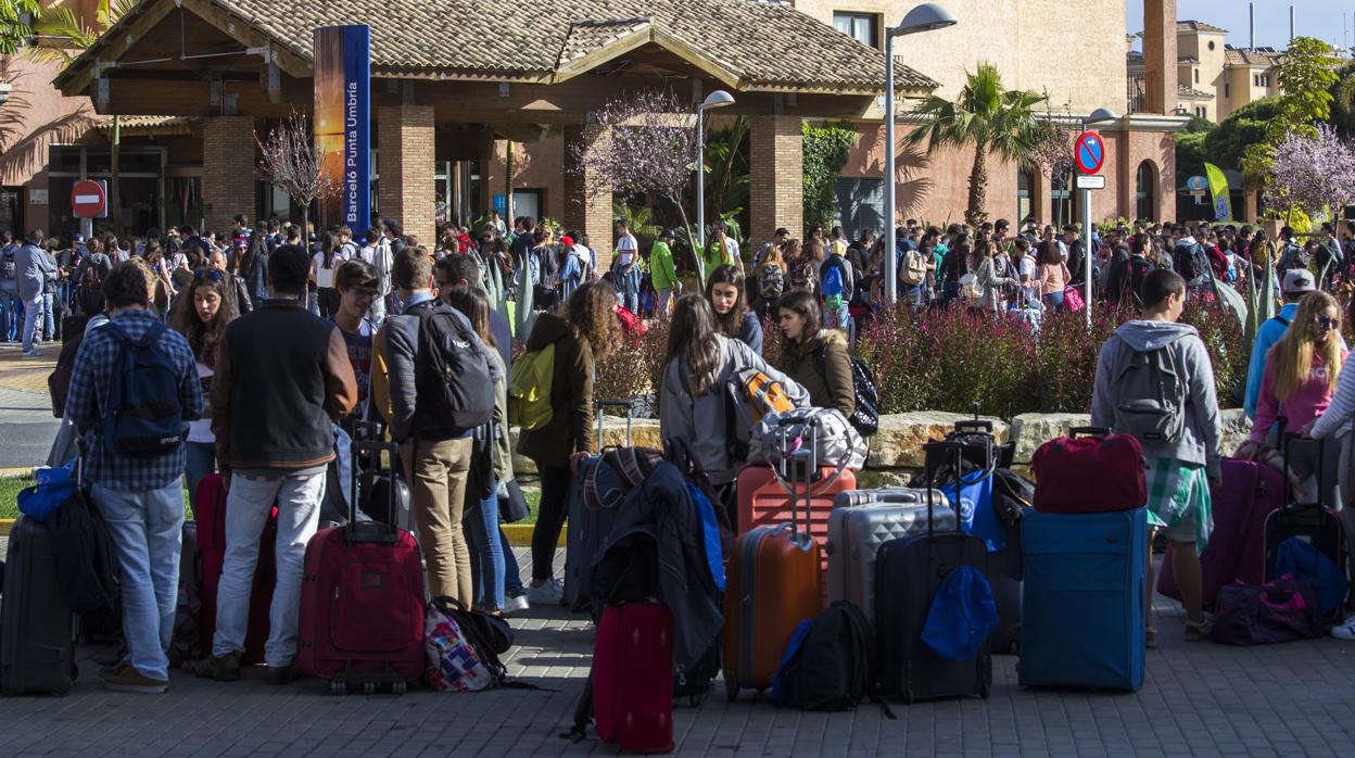 Jóvenes portugueses a su llegada al hotel base del festival en Punta Umbría