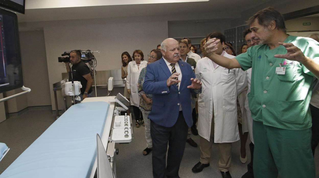 El consejero de Salud, Jesús Aguirre, en una visita a los quirófanos del Virgen del Rocío en Sevilla