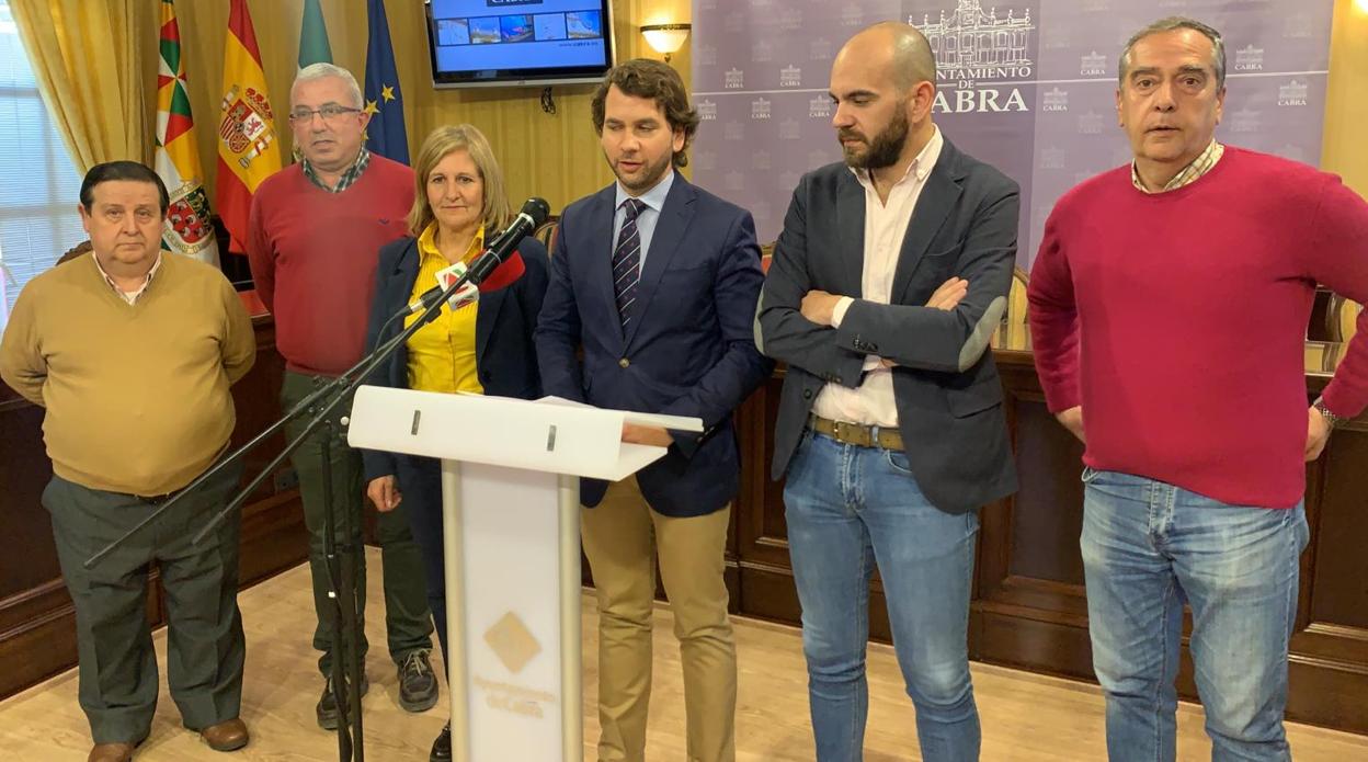 El alcalde de Cabra, Fernando Priego, durante la rueda de prensa que ha dado hoy