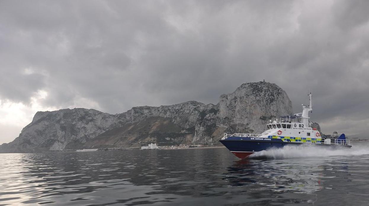 Imagen de una embarcación de la Policía Real de Gibraltar, con el Peñón al fondo