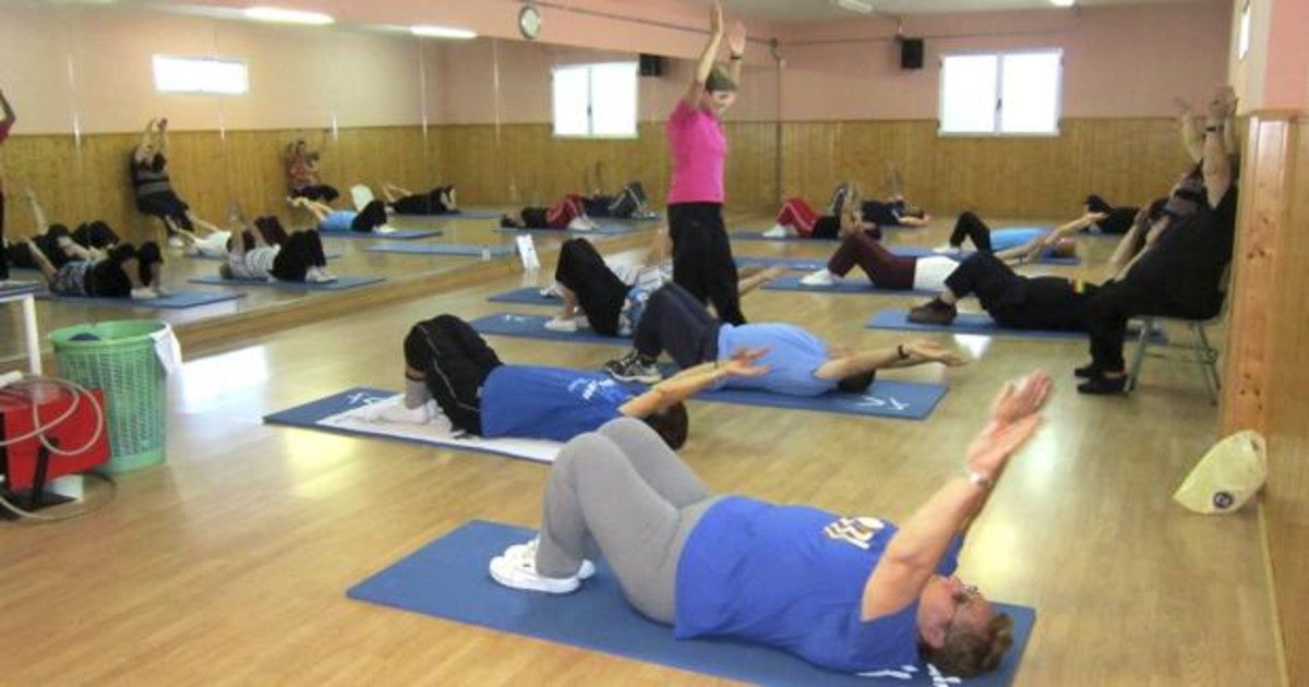 Un grupo de mayores en una clase de gimnasia