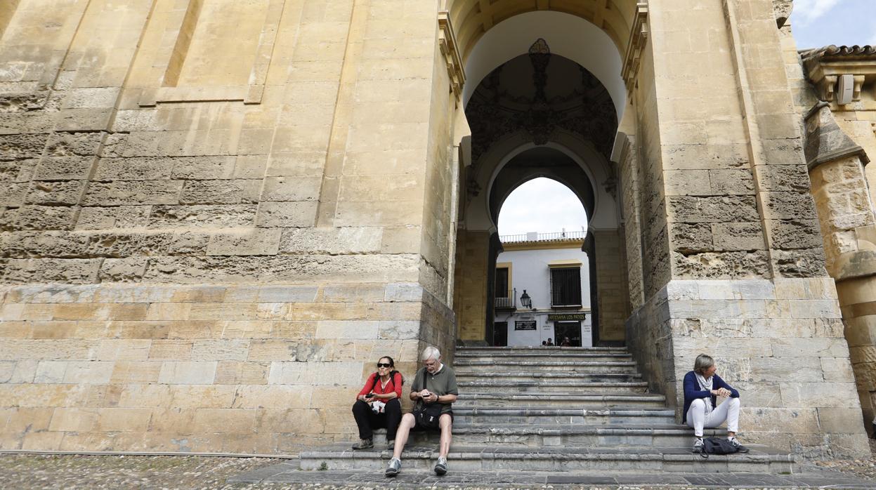 Turistas en el interio del Patio de los Naranjos de Córdoba