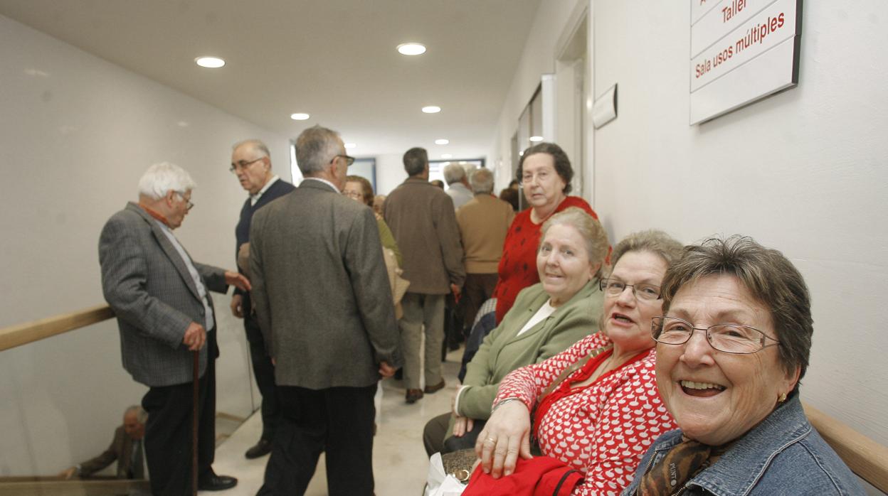 Un grupo de mayores en uno de los centros de Córdoba