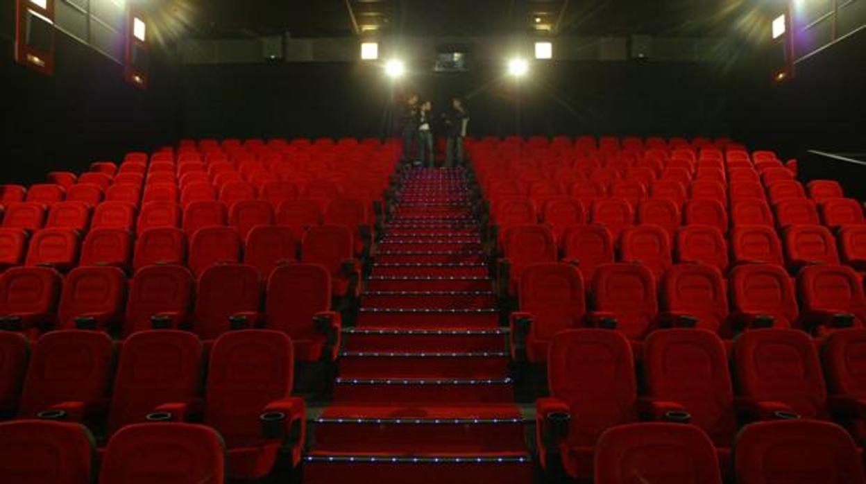 Butacas vacías en una sala de cine