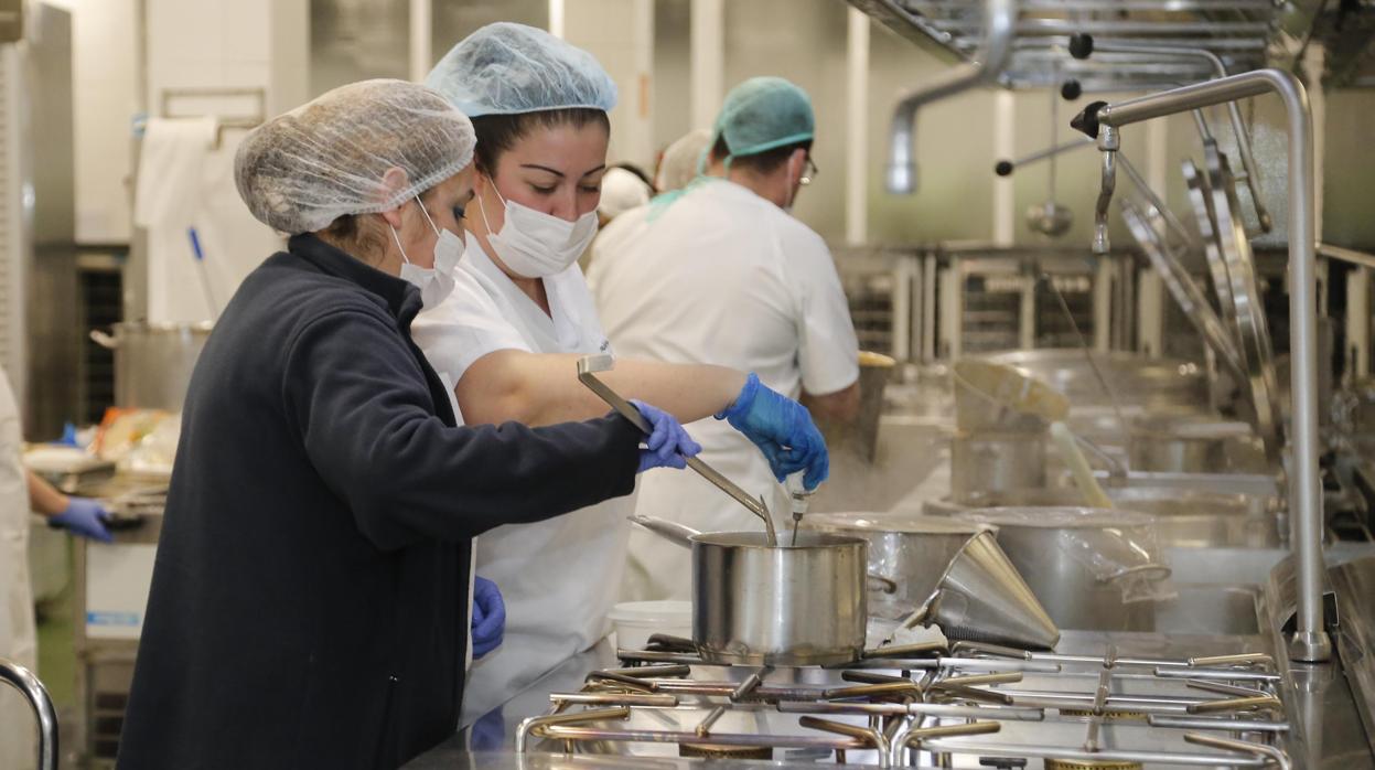 Trabajadoras en una cocina