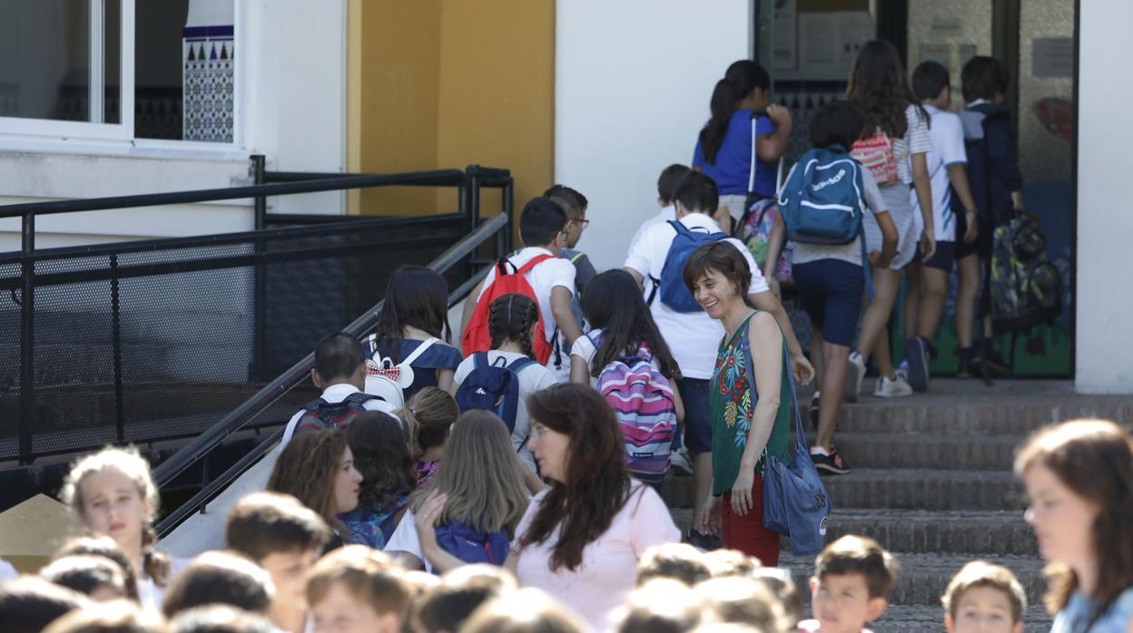 Alumnos de un colegio se dirigen a las aulas