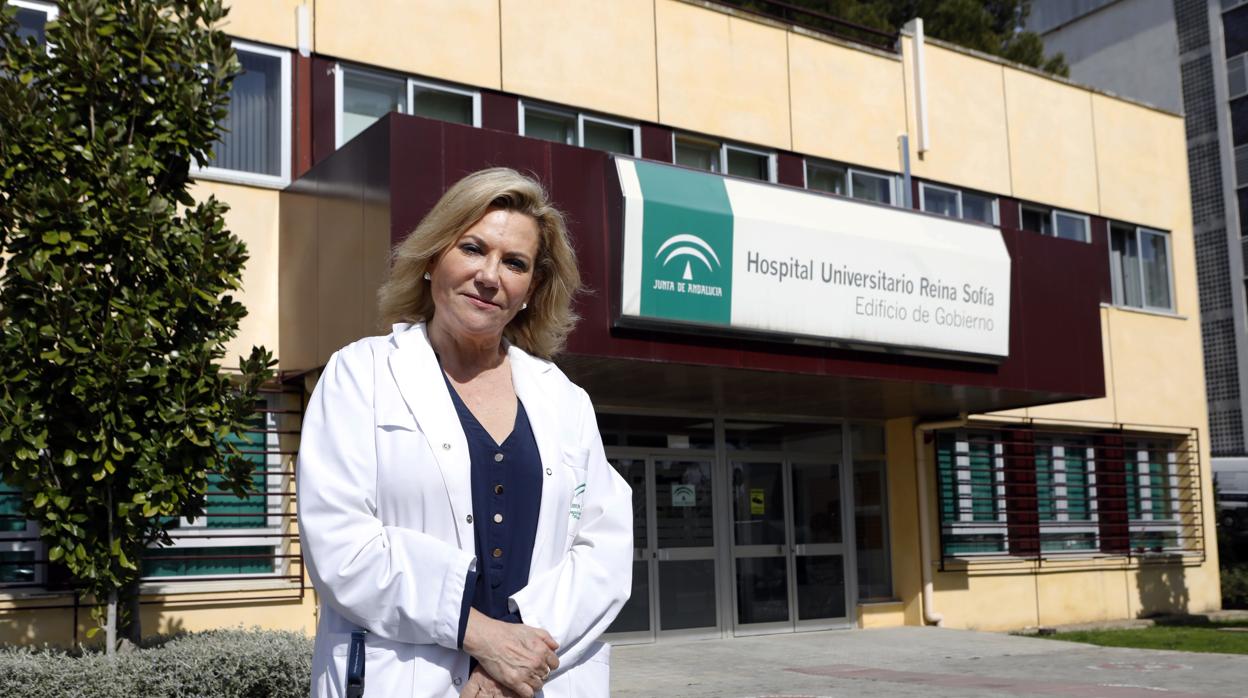 Inmaculada Salcedo a las puertas del Hospital Reina Sofía de Córdoba