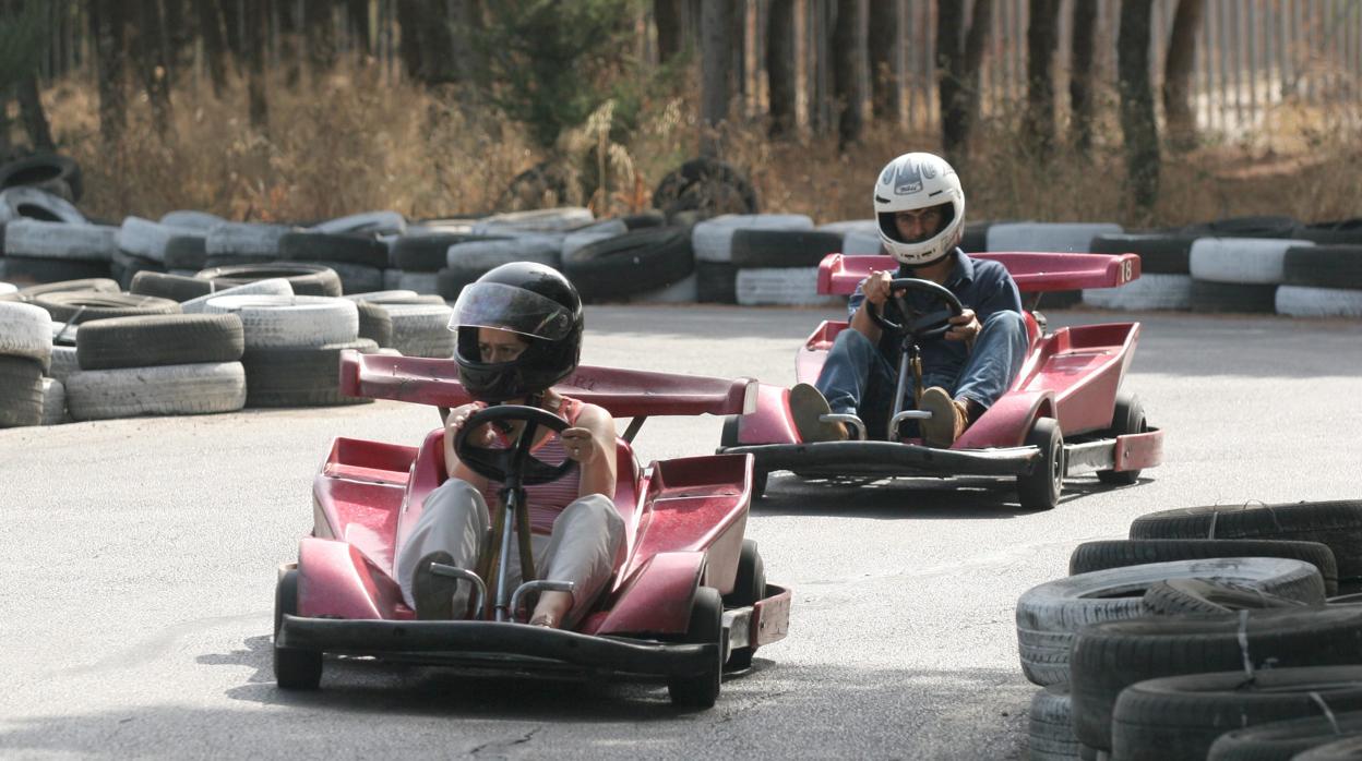 Jóvenes en un kartódromo