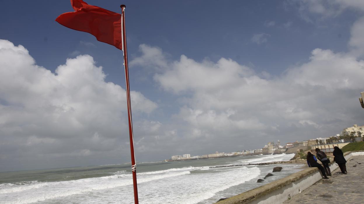 Desde la Junta se tomó la medida de cerrar las playas que considerara oportunas. En la imagen de archivo, una bandera roja en la de Cádiz