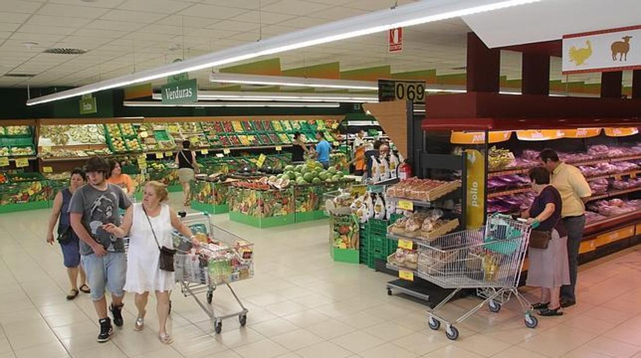 Un supermercado con todas los lineales llenas de productos