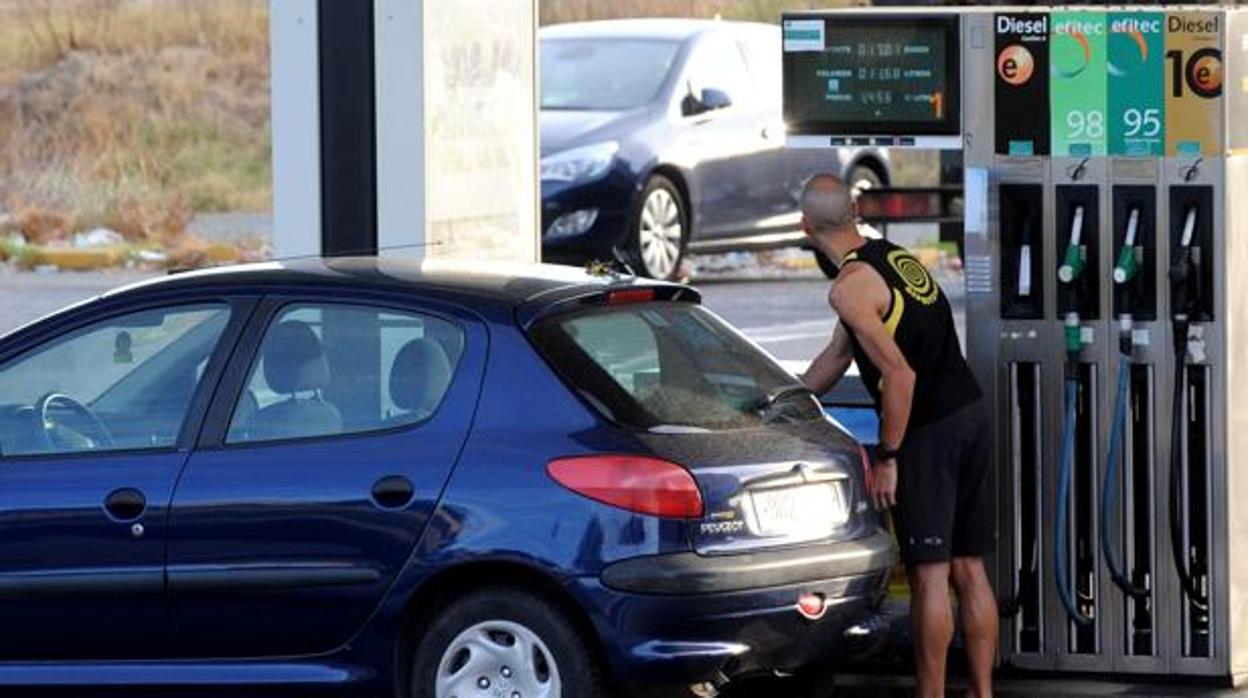 Un hombre reposta gasolina en Sevilla