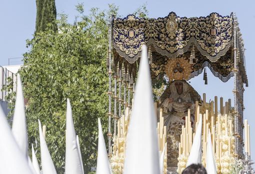 La Virgen de la Merced, poco después de su salida el Lunes Santo