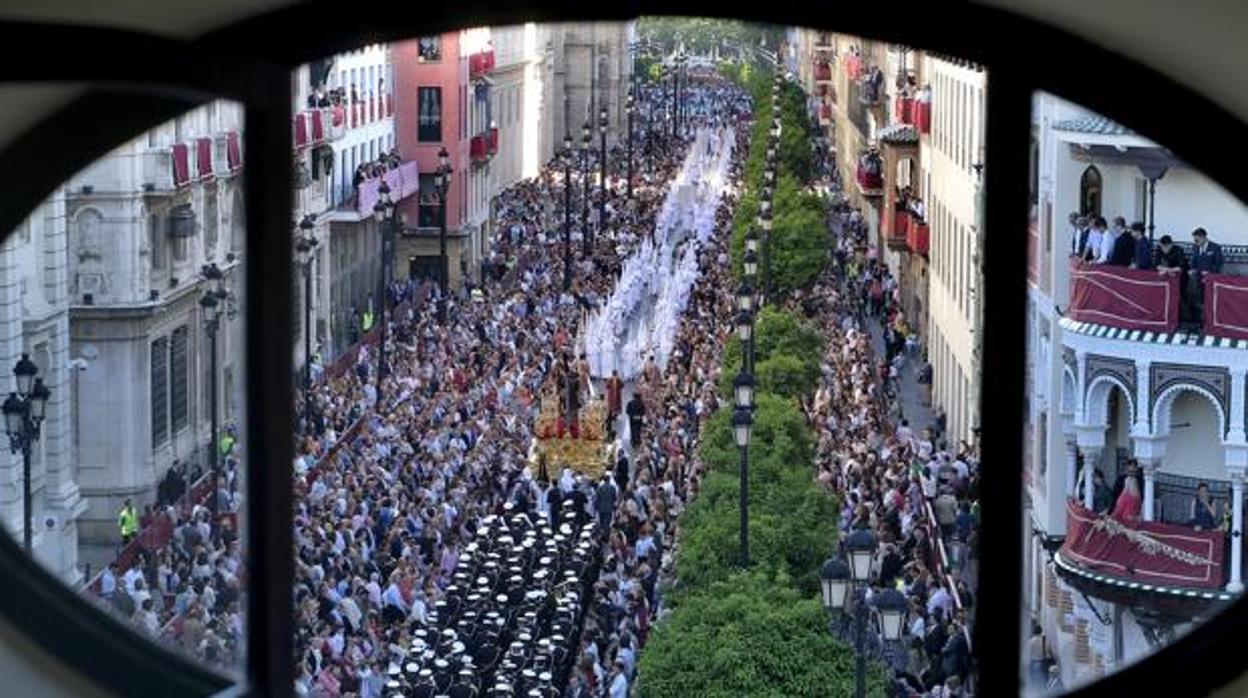 Foto de archivo de la Avenida de la Constitución de Sevilla en Semana Santa