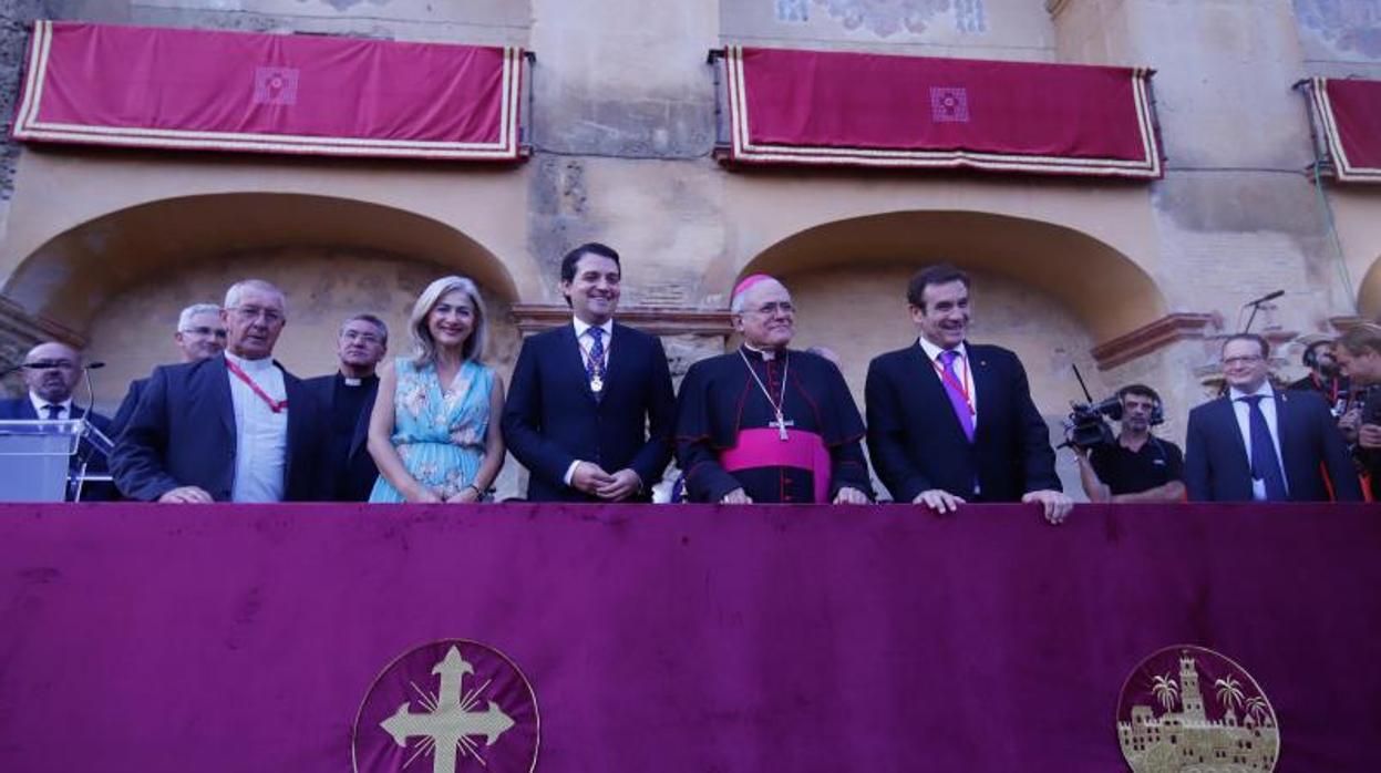 Gómez Sanmiguel junto al Obispo de Córdoba y el alcalde en el palco de autiridades de la magna