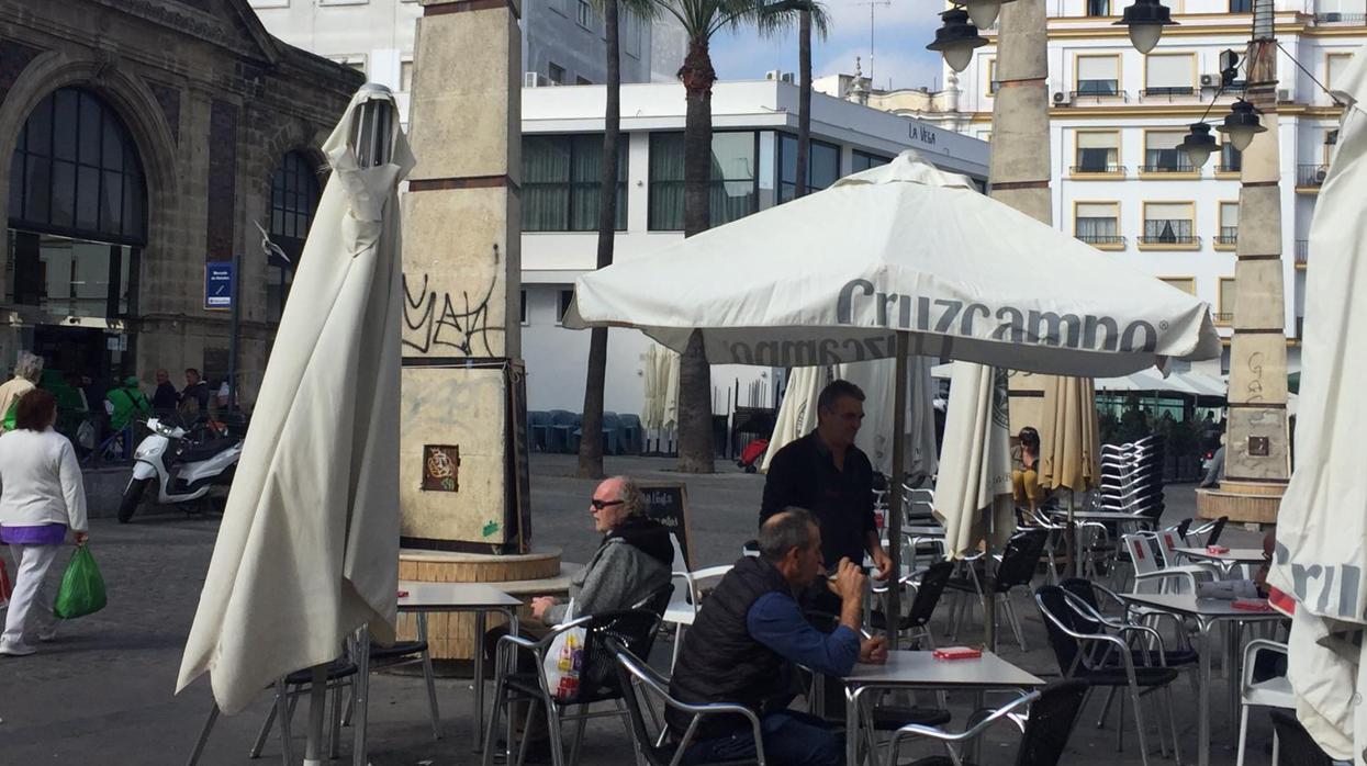 Vacío en las terrazas del entorno del Mercado de Abastos de Jerez a primera hora del sábado