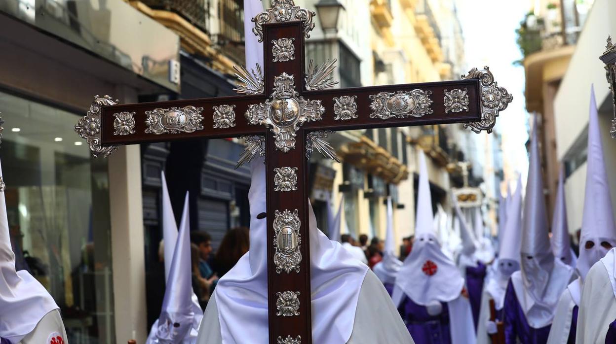 La Semana Santa de Cádiz, pendiente de un hilo