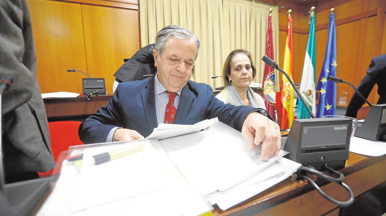El edil de Hacienda, Salvador Fuentes (PP), ordena documentación antes de un Pleno