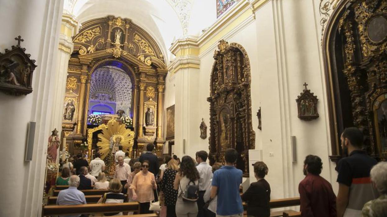 La iglesia de San Jacinto durante un día de cultos a la Virgen de los Dolores