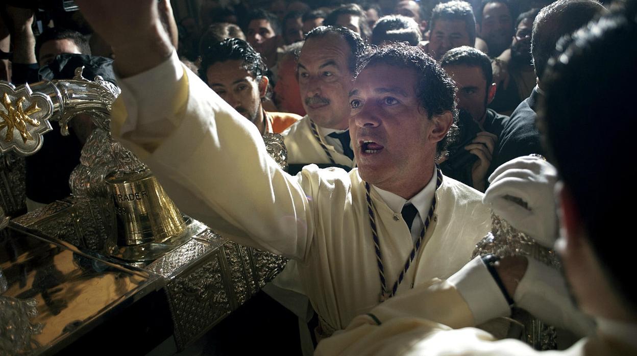 Antonio Banderas en la salida procesional de la Virgen de Lágrimas y Favores