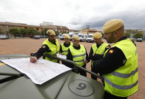 Efectivos de la Unidad Militar de Emergencias, durante su trabajo en Córdoba