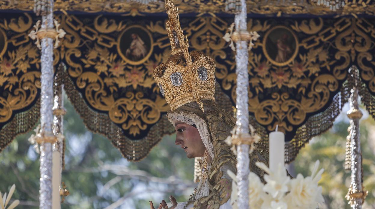 La Virgen de la Merced, patrona de Instituciones Penitenciarias, en su paso de palio el Lunes Santo de Córdoba