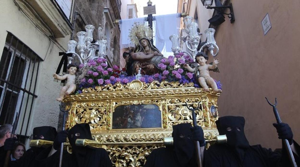 Nuestra Señora de las Angustias, ante su capilla