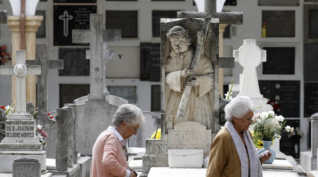 Dos mujeres en el cementerio de San Rafael