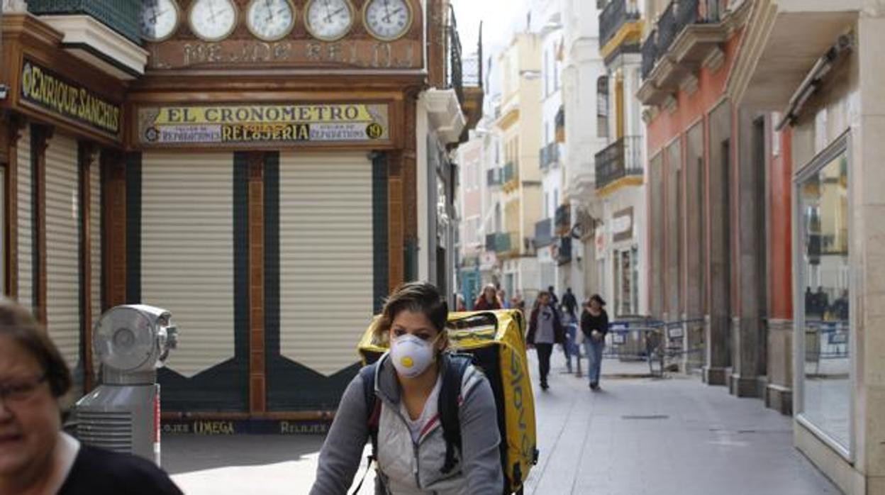 Una repartidora de Glovo por las calles de Sevilla