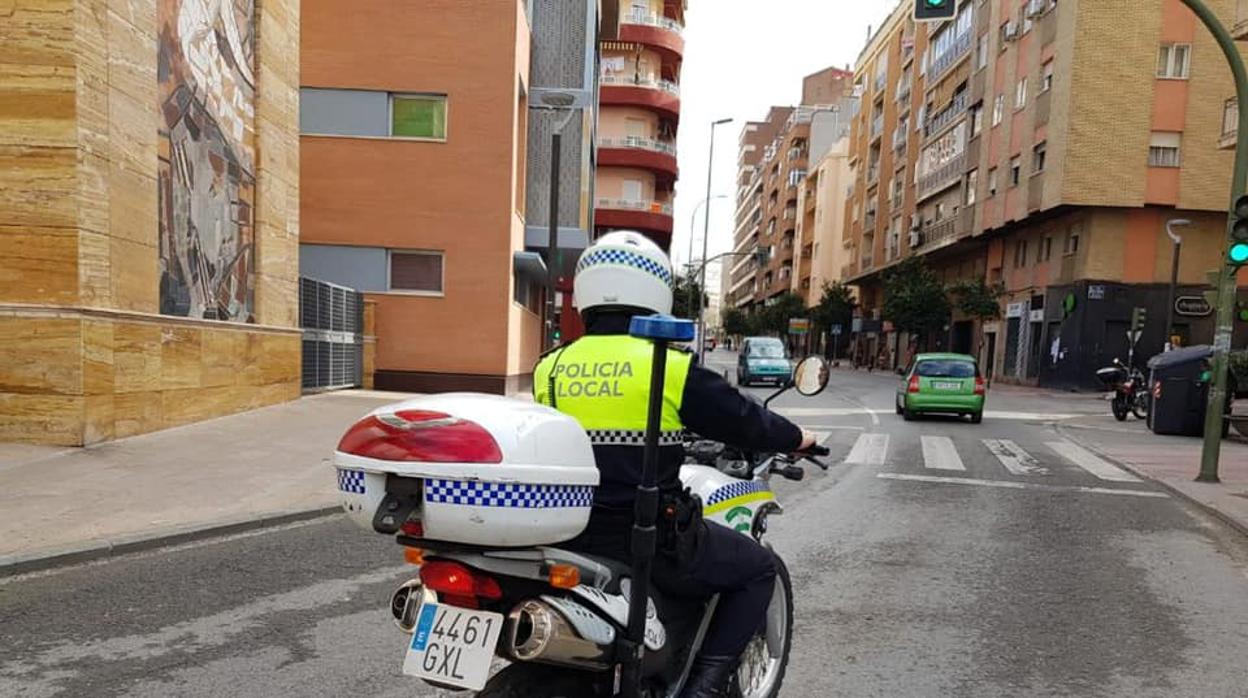 La Policía Local vigila las calles de Jaén para que se cumpla el decreto