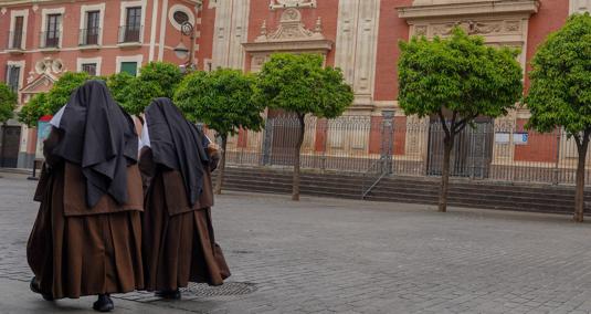 Unas monjas cruzan la plaza de El Salvador desierta