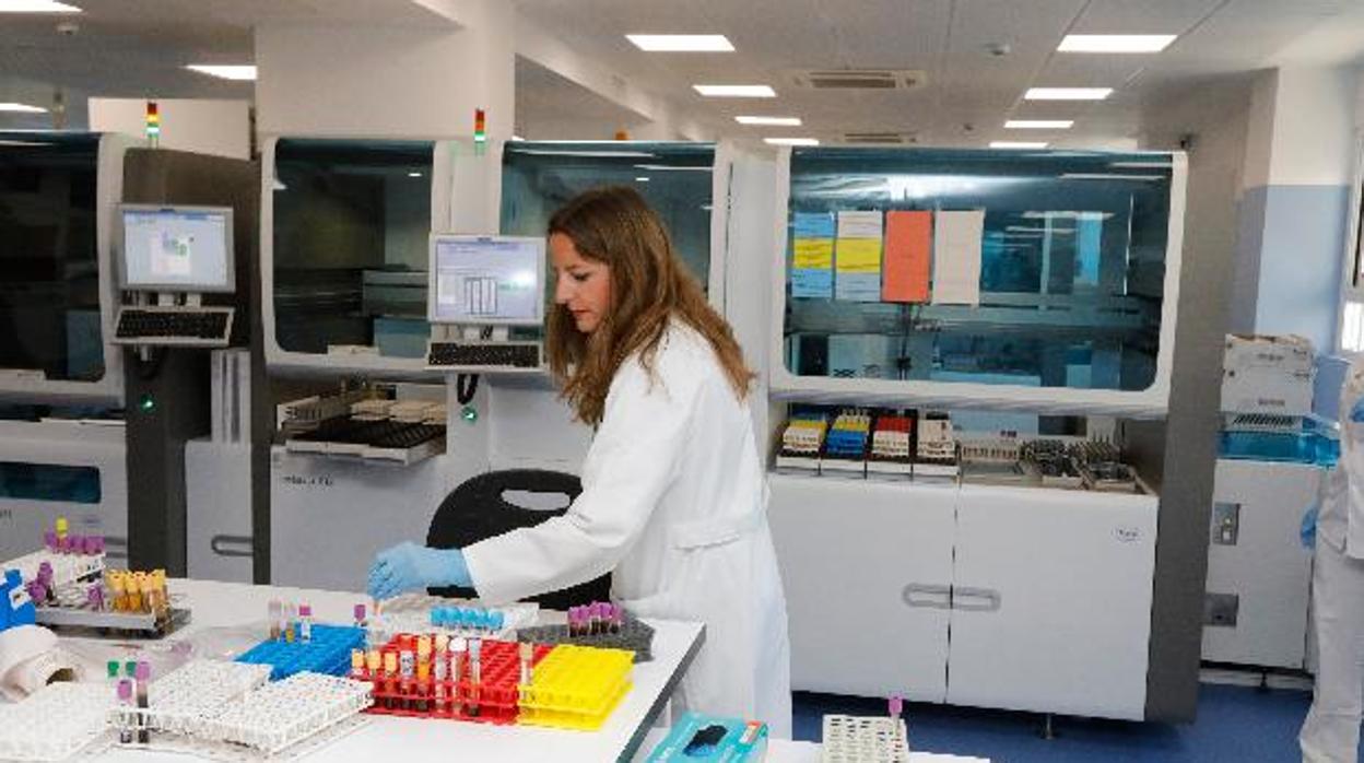 Una profesional sanitaria en el laboratorio