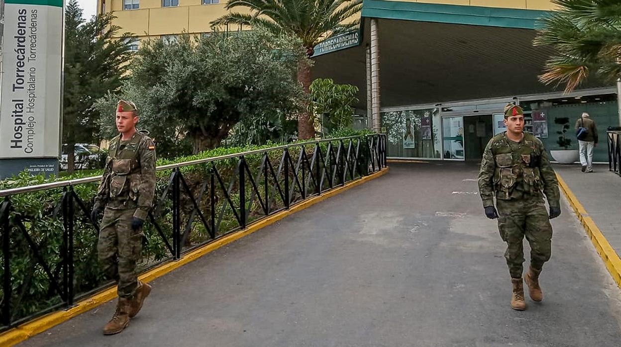 Legioanrios patrullan en el Hospital Torrecárdenas de Almería.