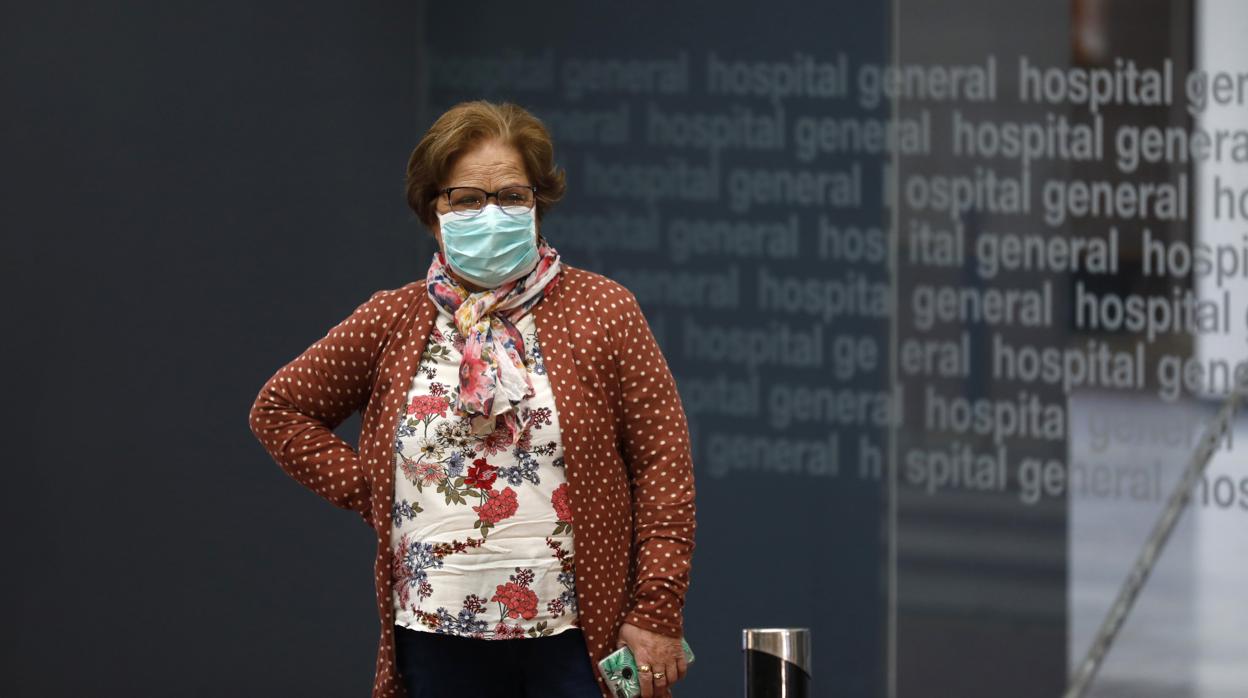 Una mujer con mascarilla a las puertas de un centro de salud