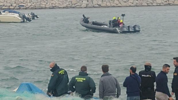 Cinco detenidos en una narcolancha en pleno temporal en La Línea de la Concepción