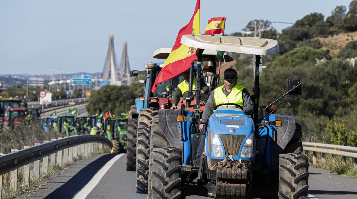 Tractores en la última protesta del sector agrícola en Huelva