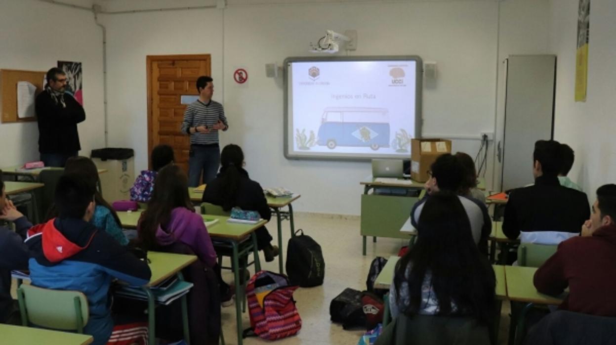 Uno de los talleres realizados por la Unidad de Cultura Científica de la UCO con escolares