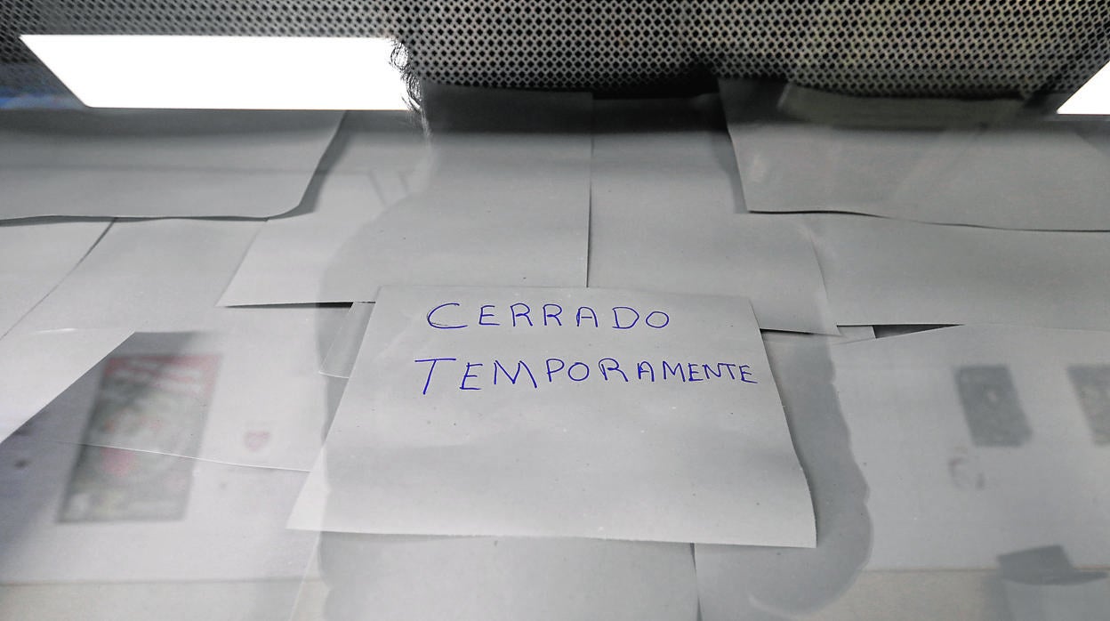 Un cartel de aviso de cierre en un establecimiento de Córdoba