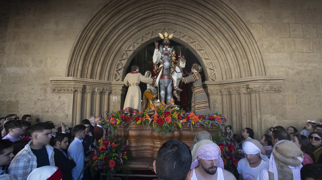 Salida del misterio de la Entrada Triunfal en Jerusalén desde la iglesia de San Lorenzo en la Semana Santa de Córdoba