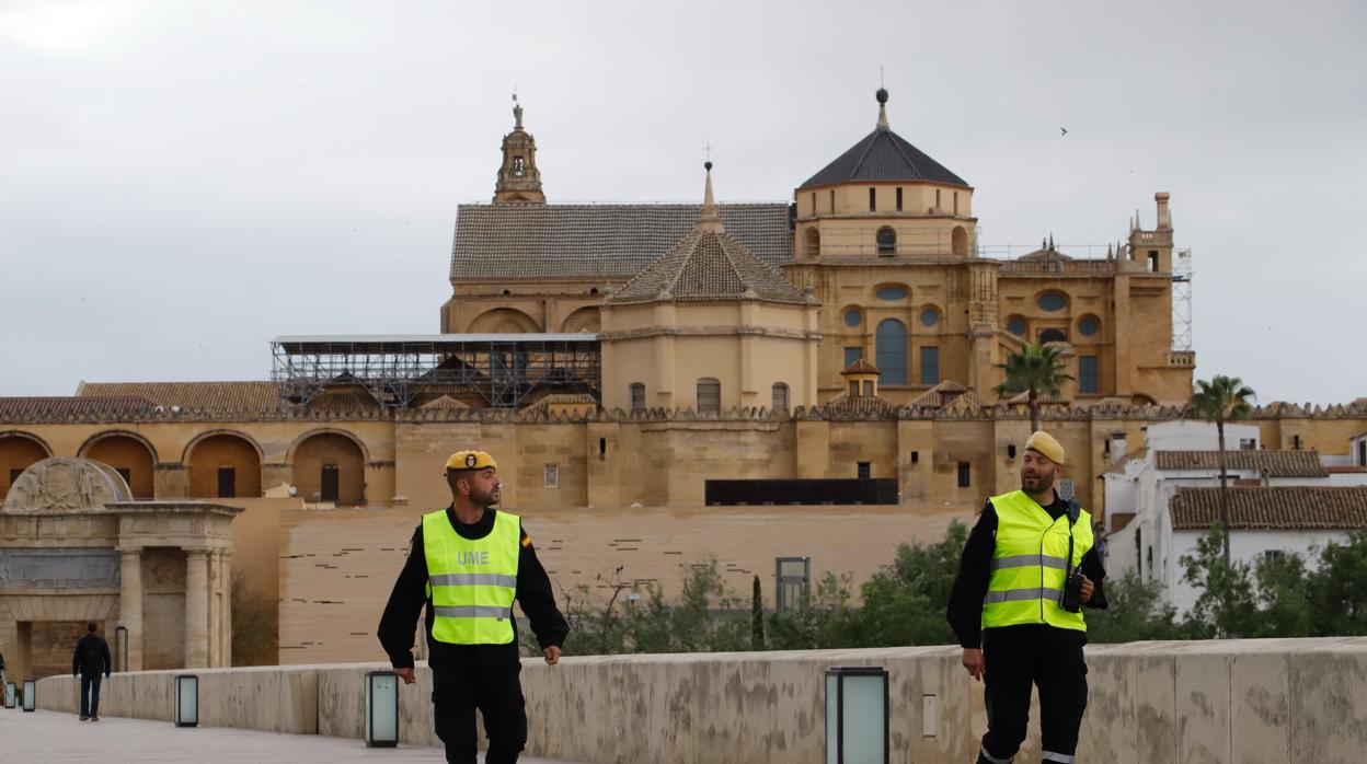 Soldados de la UME, en el Puente Romano