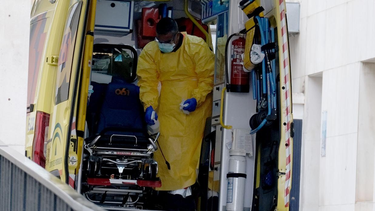 Profesionales de emergencias, en las puertas del hospital de Cádiz.