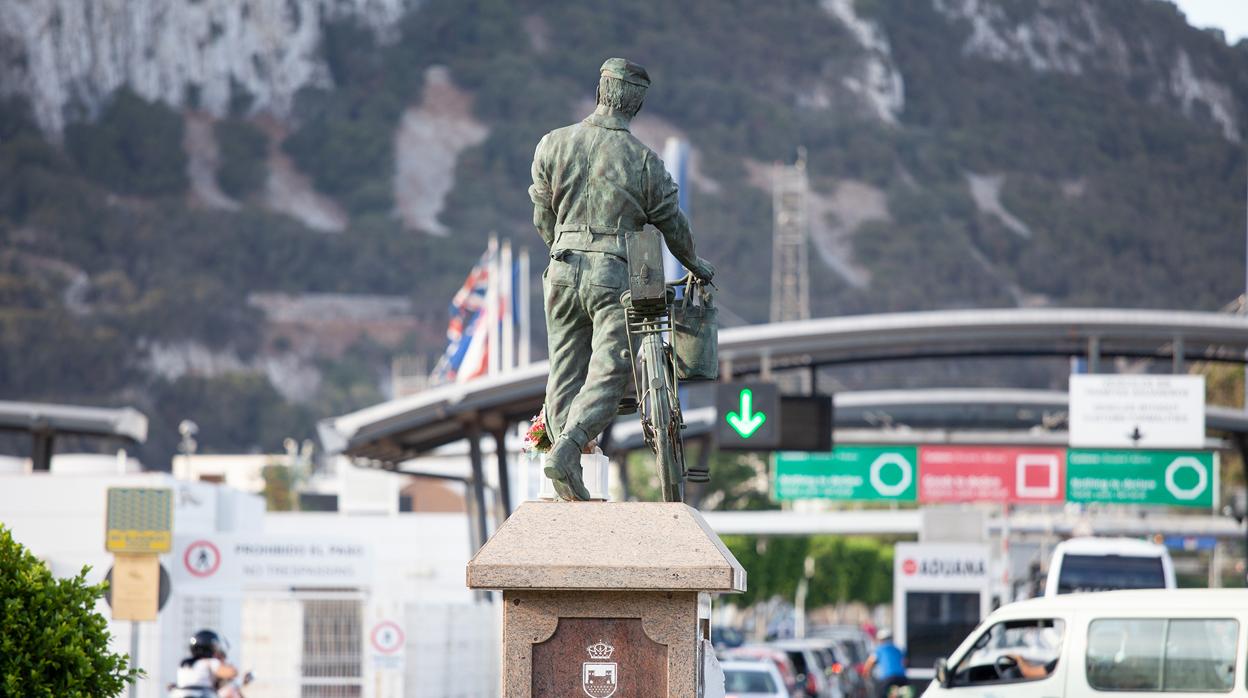 Monumento al trabajador transfronterizo situado junto a la Verja de Gibraltar