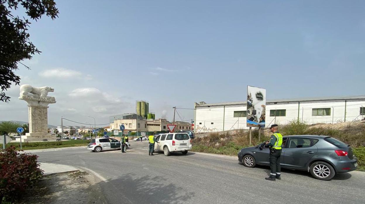 Control de la Guardia Civil en Baena durante el estado de alarma por el coronavirus