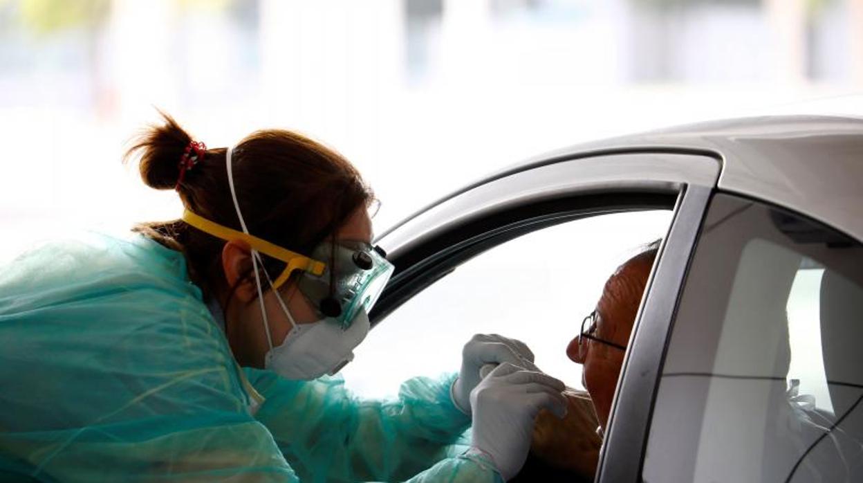 Toma de muestras desde el coche en el Castilla del Pino